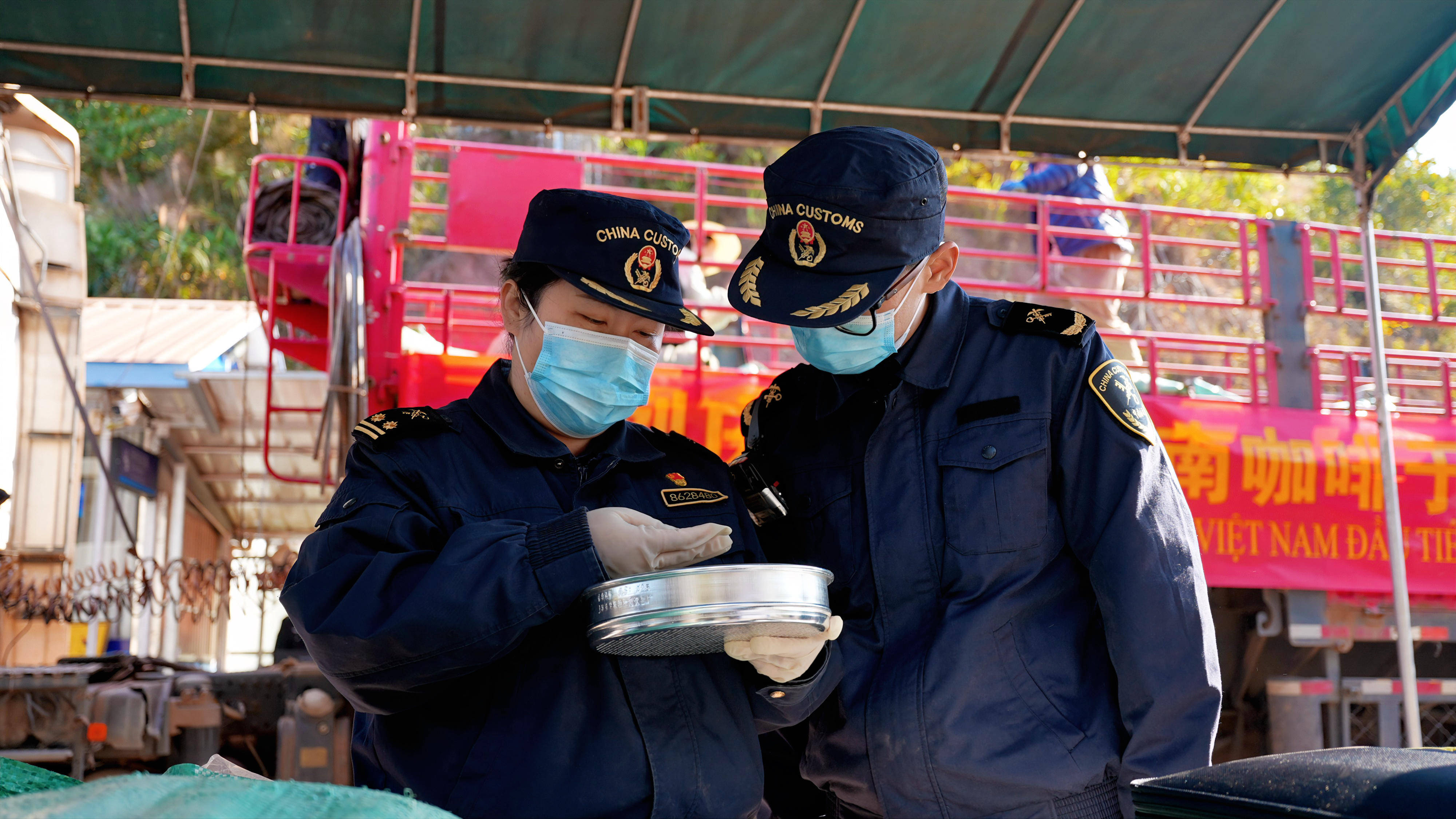 经中国龙富—越南阿巴寨通道顺利通关进口ag真人平台第一游戏首单越南咖啡生豆(图2)