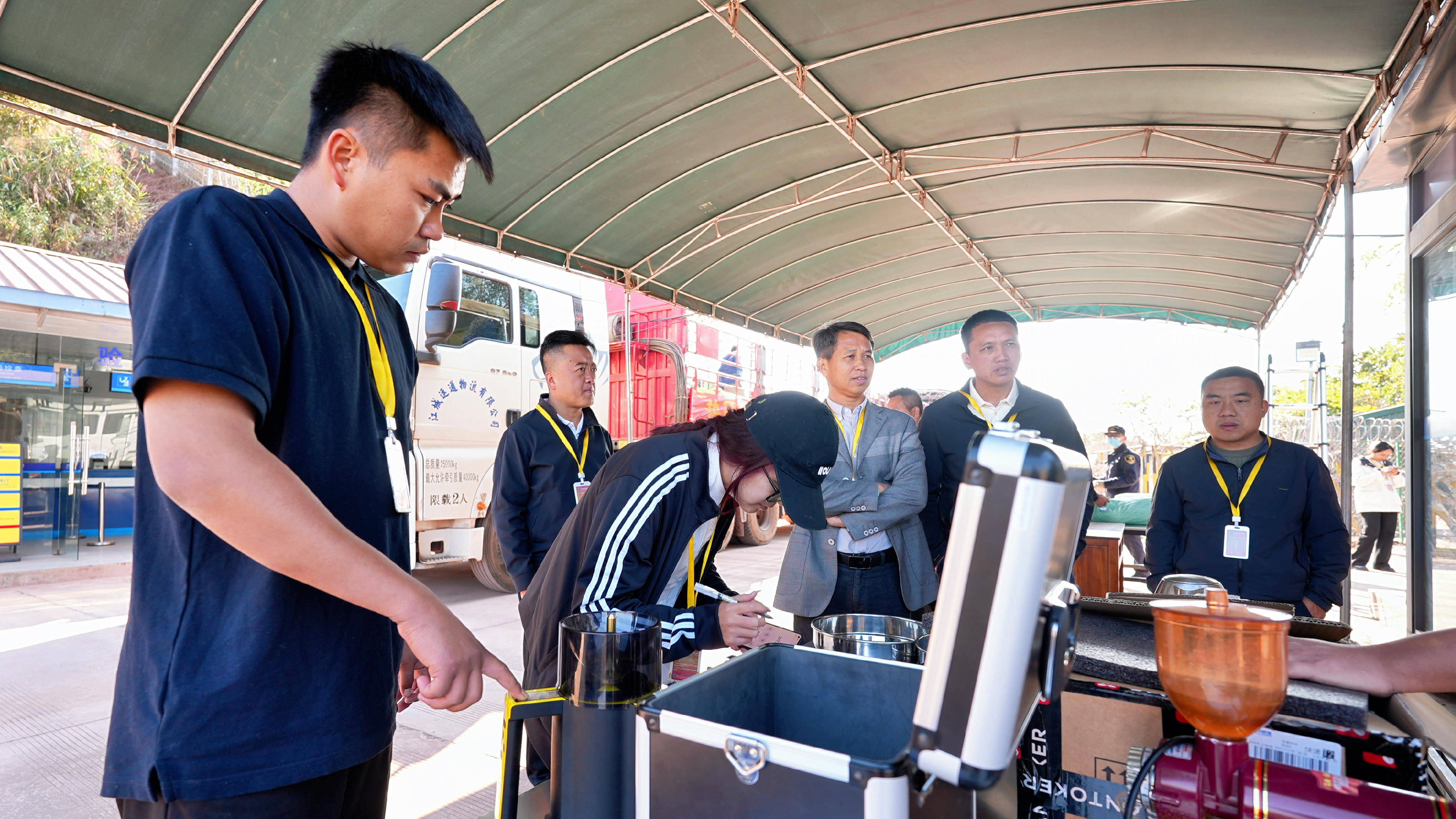 经中国龙富—越南阿巴寨通道顺利通关进口ag真人平台第一游戏首单越南咖啡生豆(图3)